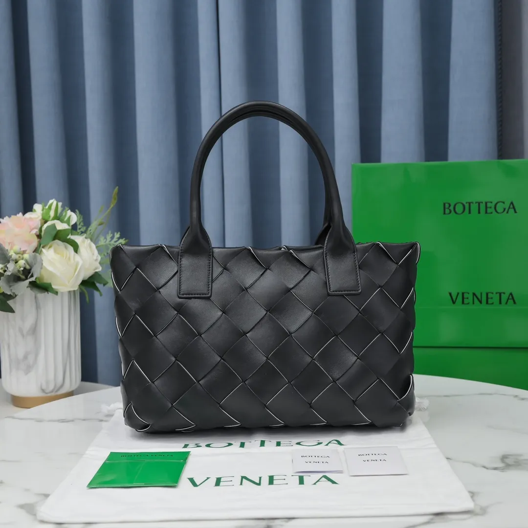 MAXI CABAT tote handbag 😎 ✧Bottega veneta.͙Hand-woven has its own characteristics, the original lambskin 🐑I really like their craftsmanship. Whether it is a bright bright color or a low-key dark color, it looks very textured when you pick it up. It seems that all colors can be made to look good, and it is also very convenient for daily wear. It is a classic and fashionable must-have. If you like it, hurry up ؔʶ̷ ˡ̲̮ ؔʶ̷✧ Size: 33*23*12, model number [9891#]
